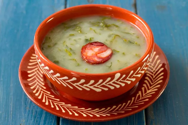 Caldo Verde servido em tigela tradicional